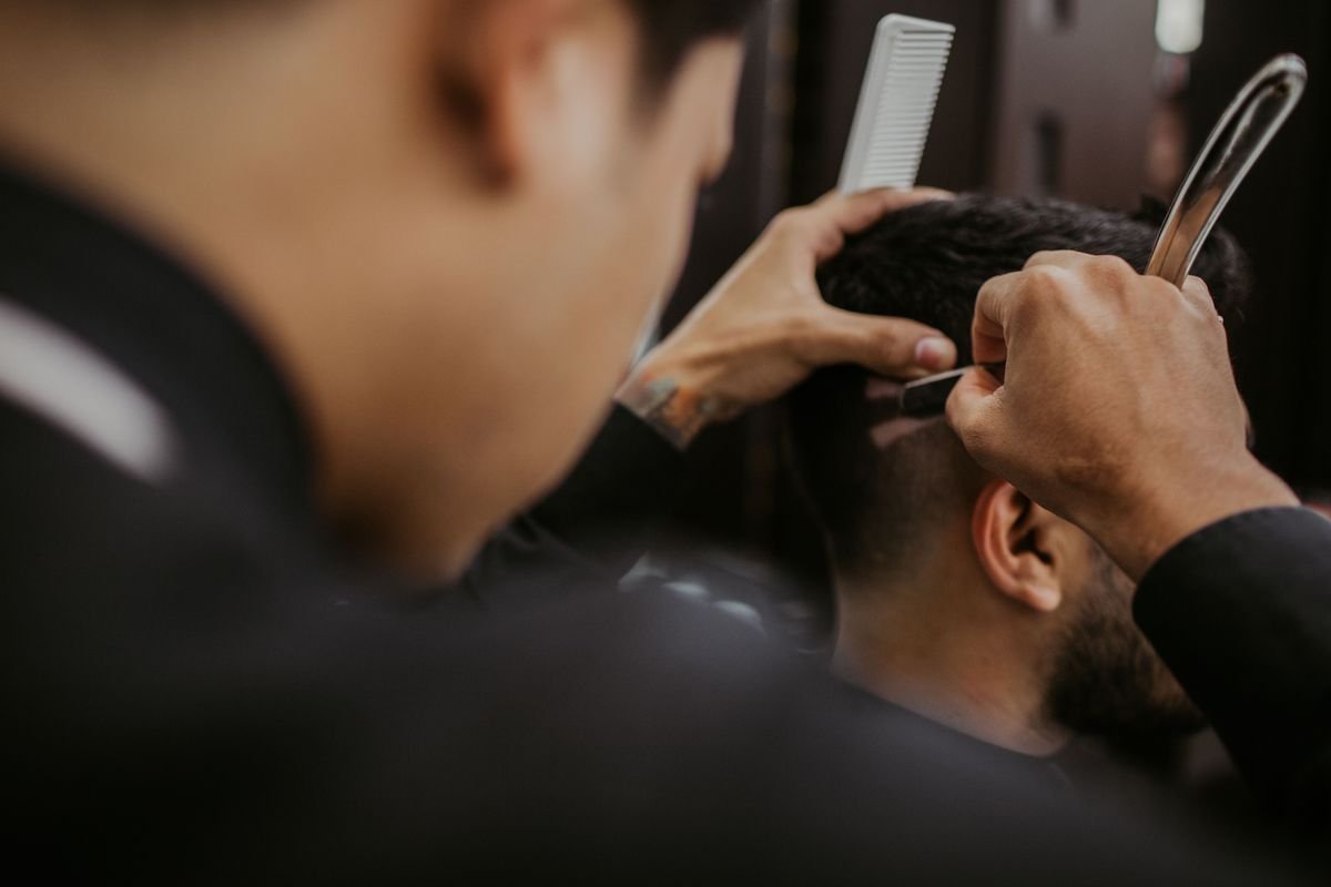 Cách tự cắt tóc nam tại nhà: Hướng dẫn từ thợ barber