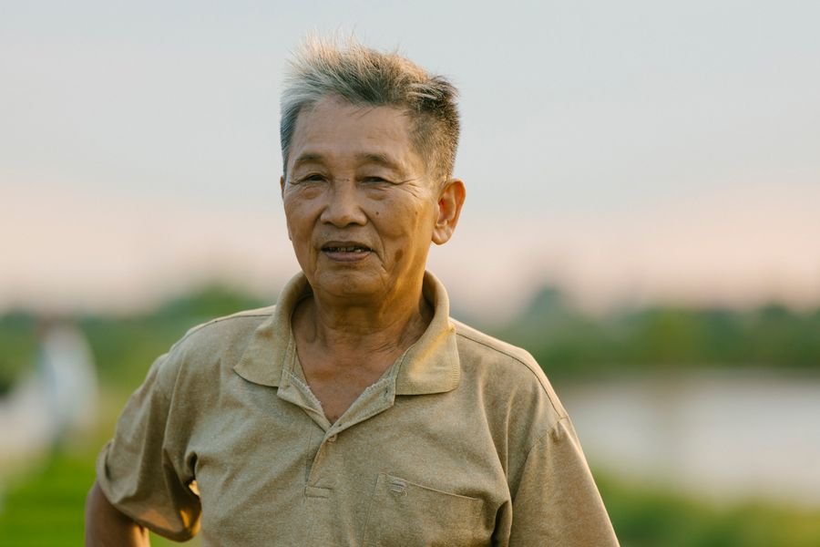 Tóc Bạc Sớm Ở Nam Giới: Nguyên Nhân và Cách Xử Lý