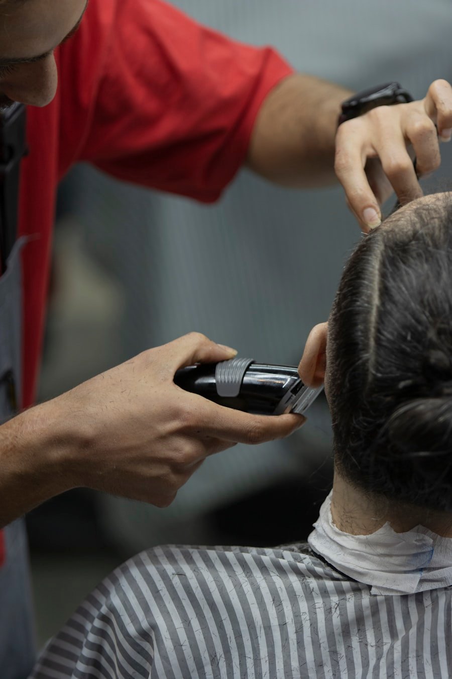 Thợ dùng tông đơ cắt tóc nam
