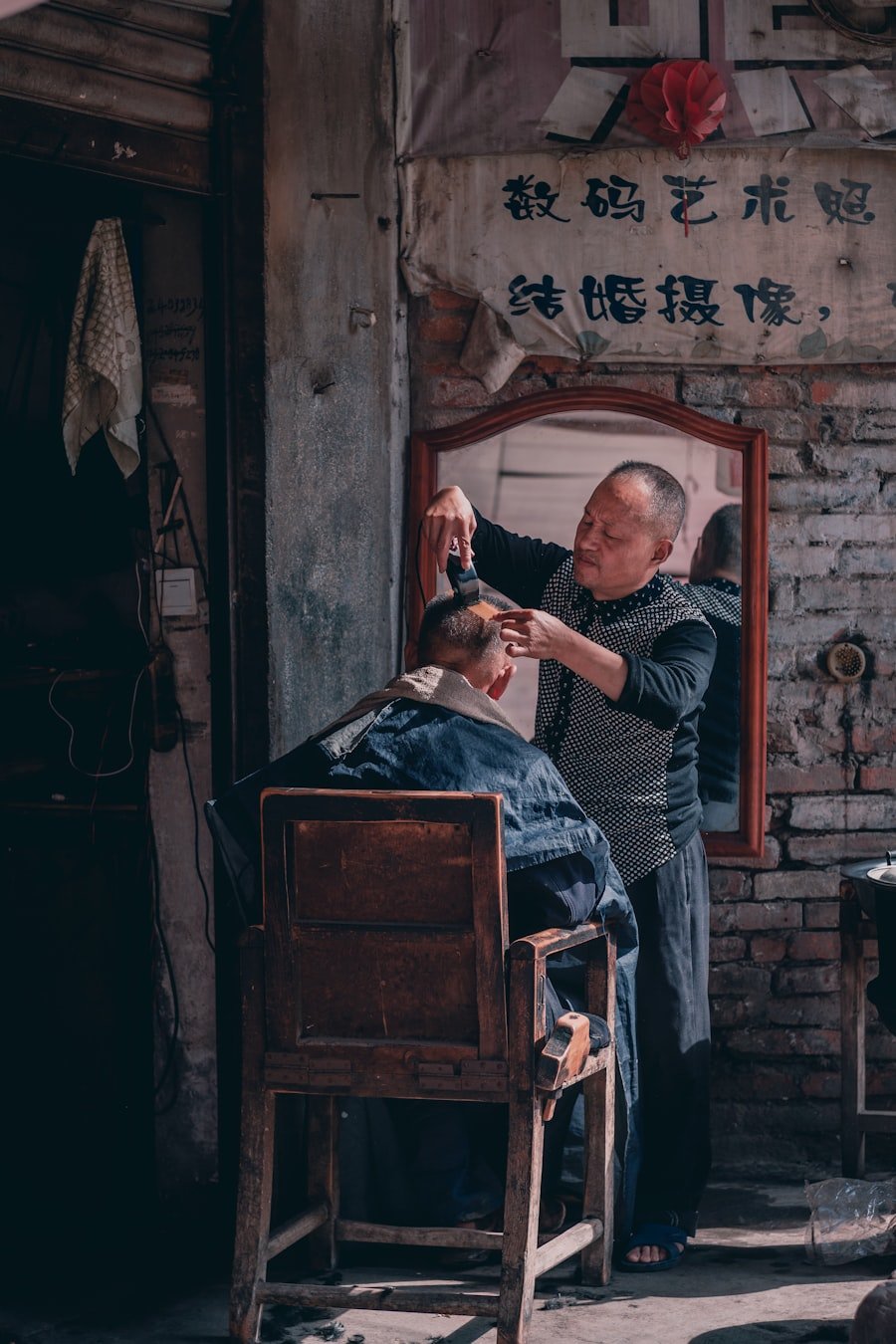 Khách nam được chăm sóc tại ghế barber